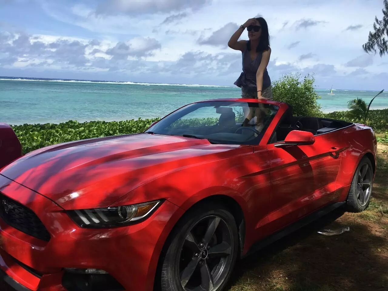 野马配美女,沉船配椰子蟹,塞班的各种画风他们都玩遍了~!