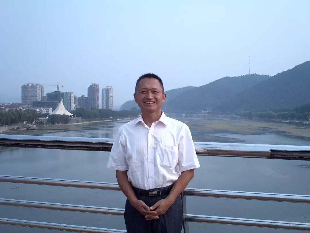 蜉蝣形容人_蜉蝣通常比喻什么人_形容蜉蝣的句子