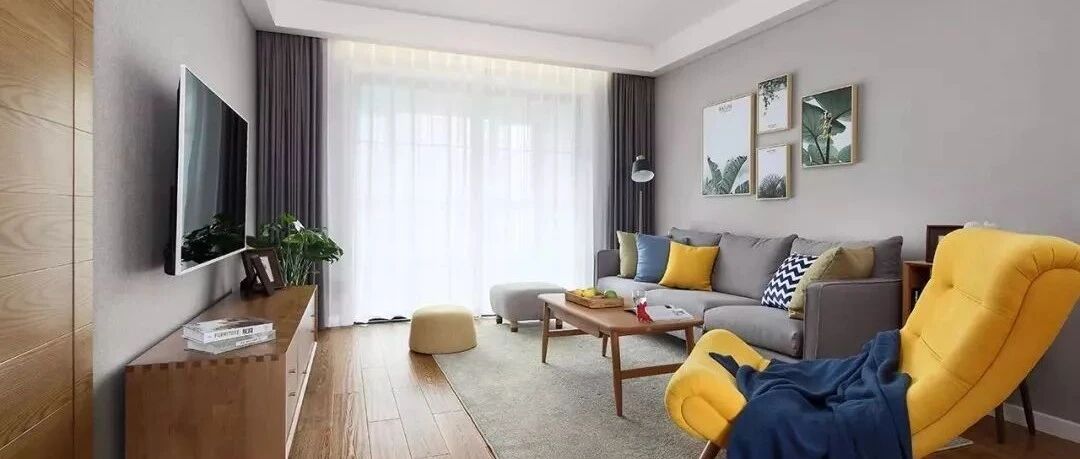 120平的简约风三房，灰色调搭配木质感，营造轻松氛围