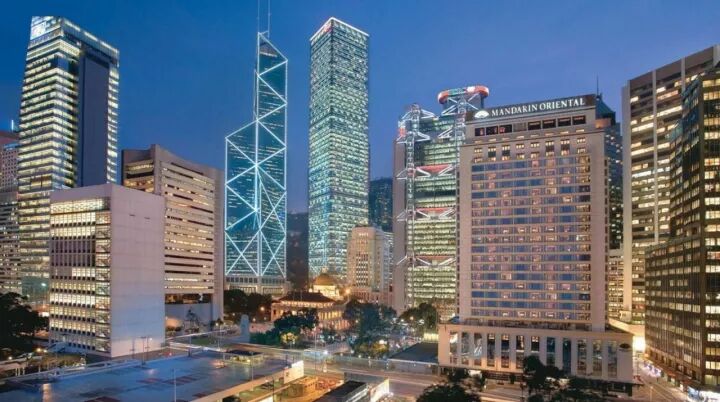 别了,李嘉诚、潘石屹    今天,房产巨头纷纷宣布退出历史舞台