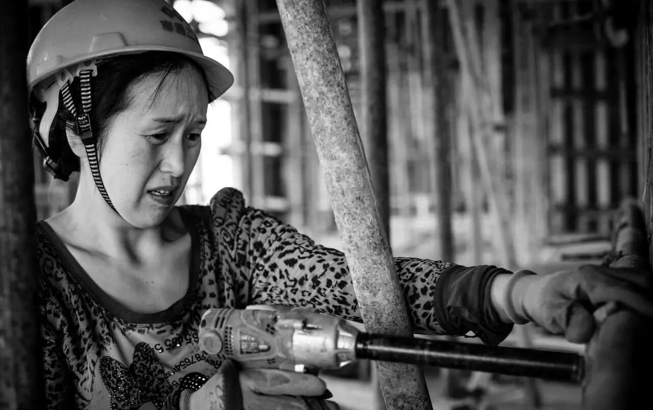 为了活着,钢筋水泥中穿梭的女民工