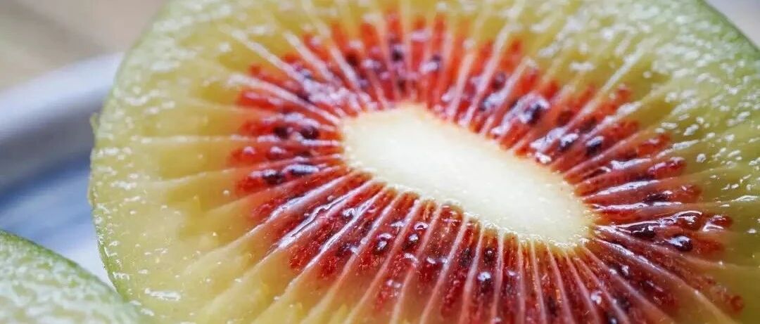 熟透了的红心桃儿，又大又甜汁流满嘴