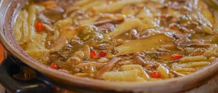 吃完这锅土鸡菌汤拌饭，彻底成为精神上的云南人！