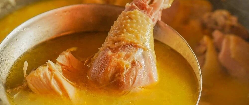 澄黄鸡汤泡饭，土灶烧的锅巴特别香！