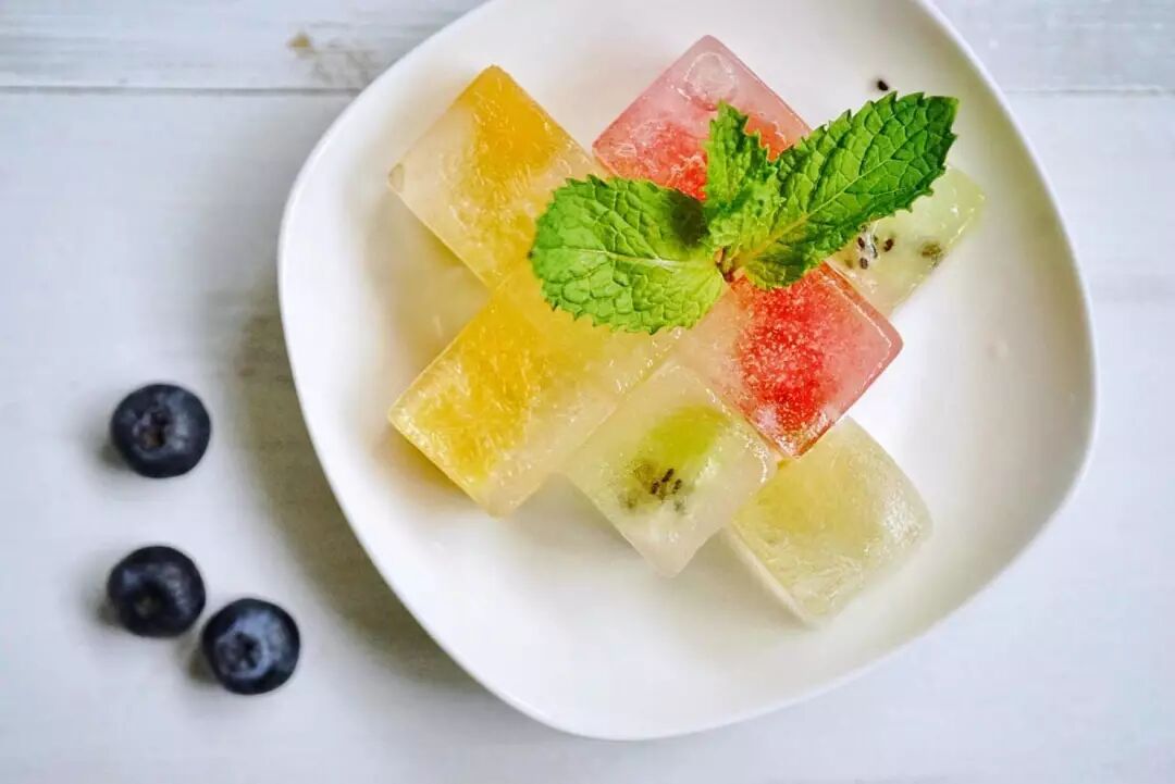 给冰格里倒上饮用水,放进冰箱,几小时后就得到了水果冰块小积木.