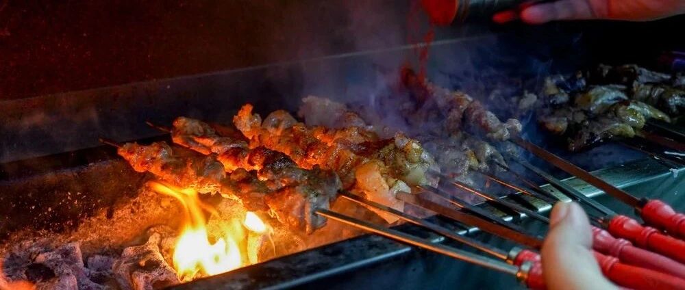 粗暴又猛烈的烤羊肉现场，空气里都是迷人的新疆味