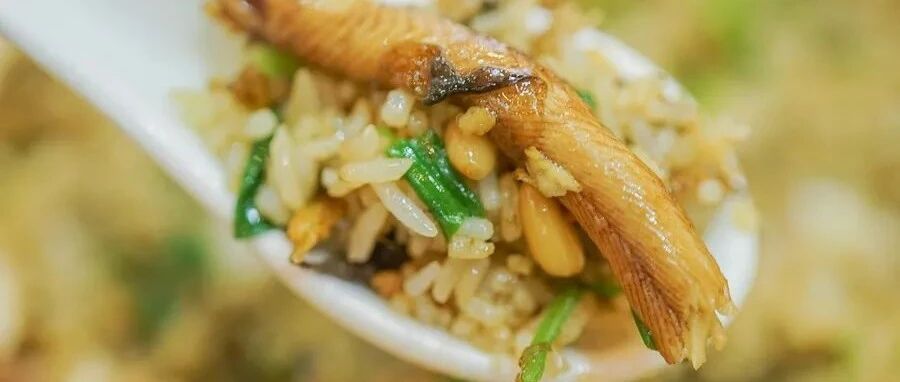 跟广东师傅学做一道夏天的煲仔饭，从淘米开始都是知识点。