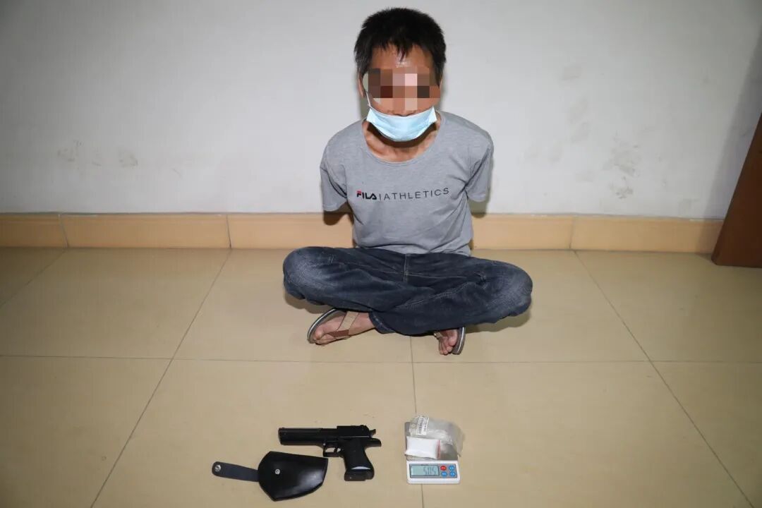 43岁,阳西织篢人)三人的尿检均呈阳性,曹某海对自己的贩毒吸毒行为