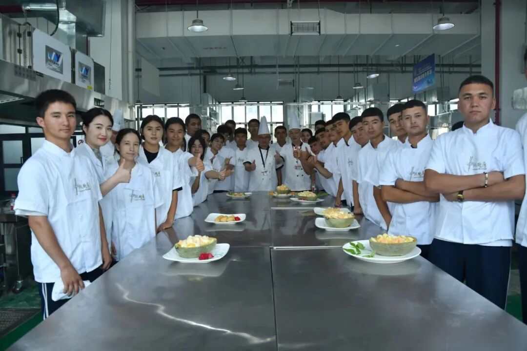 2025年6月25日，兵团第三师首期“粤菜师傅”社会化培训班在图木舒克职业技术学院举办。这也是首个在兵团举办的“粤菜师傅”培训班。（2）.jpg