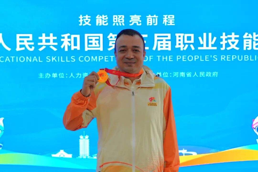 2025.9.23 努尔艾力·热西提在郑州国赛颁奖现场2.jpg