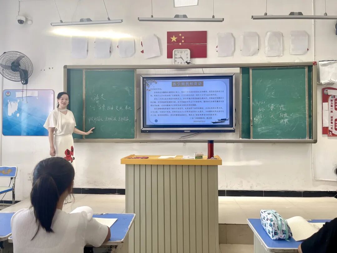 广州支教团副团长、疏附县第三中学副校长、正高级语文教师姚春霞精心准备开学第一课。她为新同学寄语，希望同学们学好用好国家通用语言文字，在横竖撇捺间读懂家国血脉，做中国人，说中国话，写中国字.jpeg