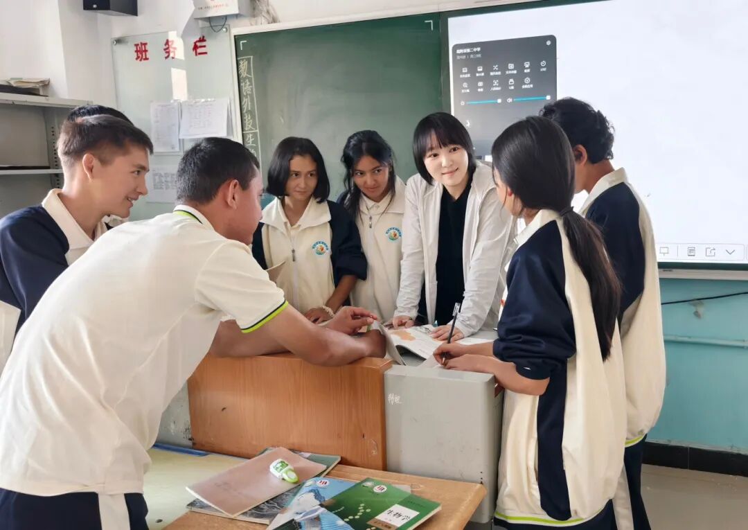 广州援疆教师向婷婷于2025年9月1日开学第一节历史课后与学生交流.jpg
