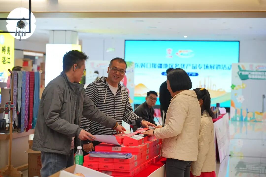 “疆品南下 粤品北上”体验馆，挑选“疆品”的广东市民络绎不绝。