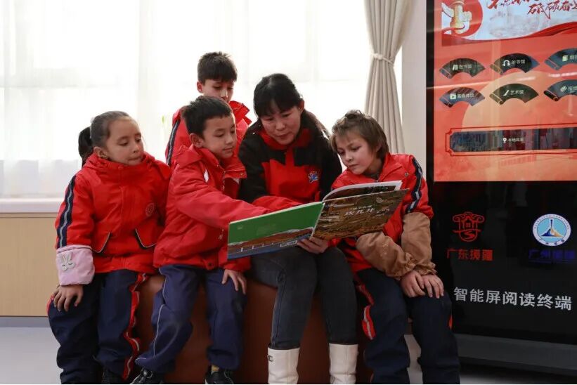 广东援疆在受援地校园打造了一批声像图书室。