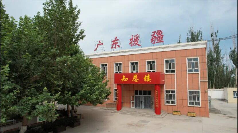 在广东援疆支持下，疏附县托克扎克镇中心小学校园面貌不断提升。