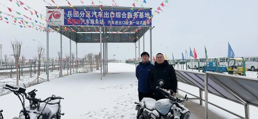兵团分区招商局负责人赖俊钦到汽车出口综合服务基地了解项目进展情况.jpg