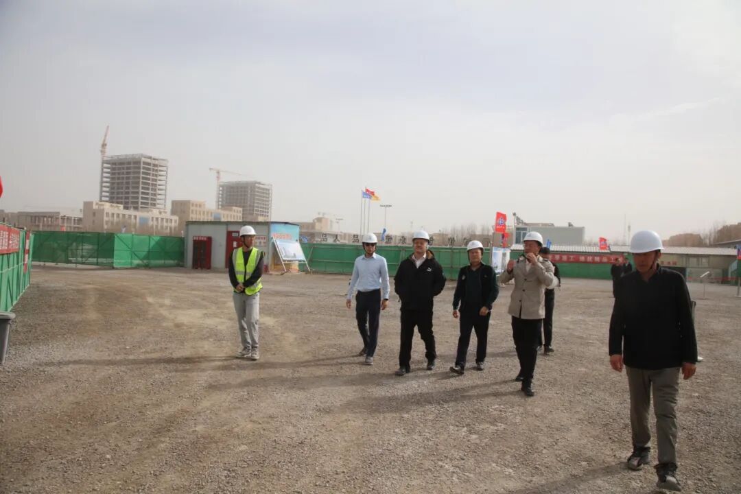 第三师总医院内科住院部建设项目将于6月完工。图为三师工作队文教医疗组实地了解项目进展情况2.JPG