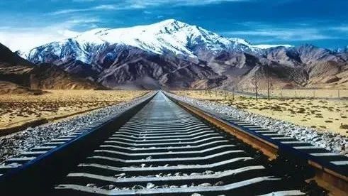 山南,最终到达到西藏首府拉萨,全长1629千米,包括成康铁路,康林铁路