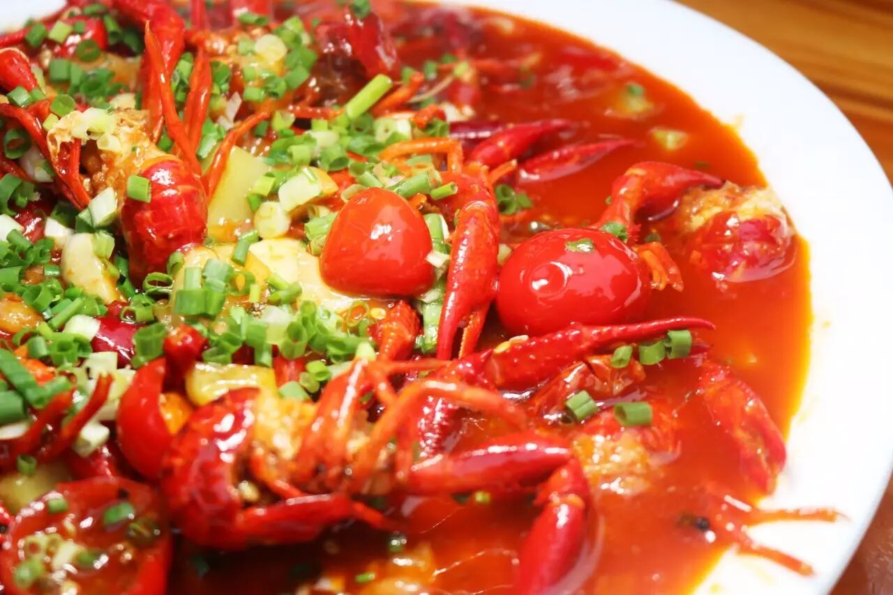 相比于蒜蓉大虾,鱼香小龙虾味道要稍微偏糖醋一点,爱它的人来了只会点