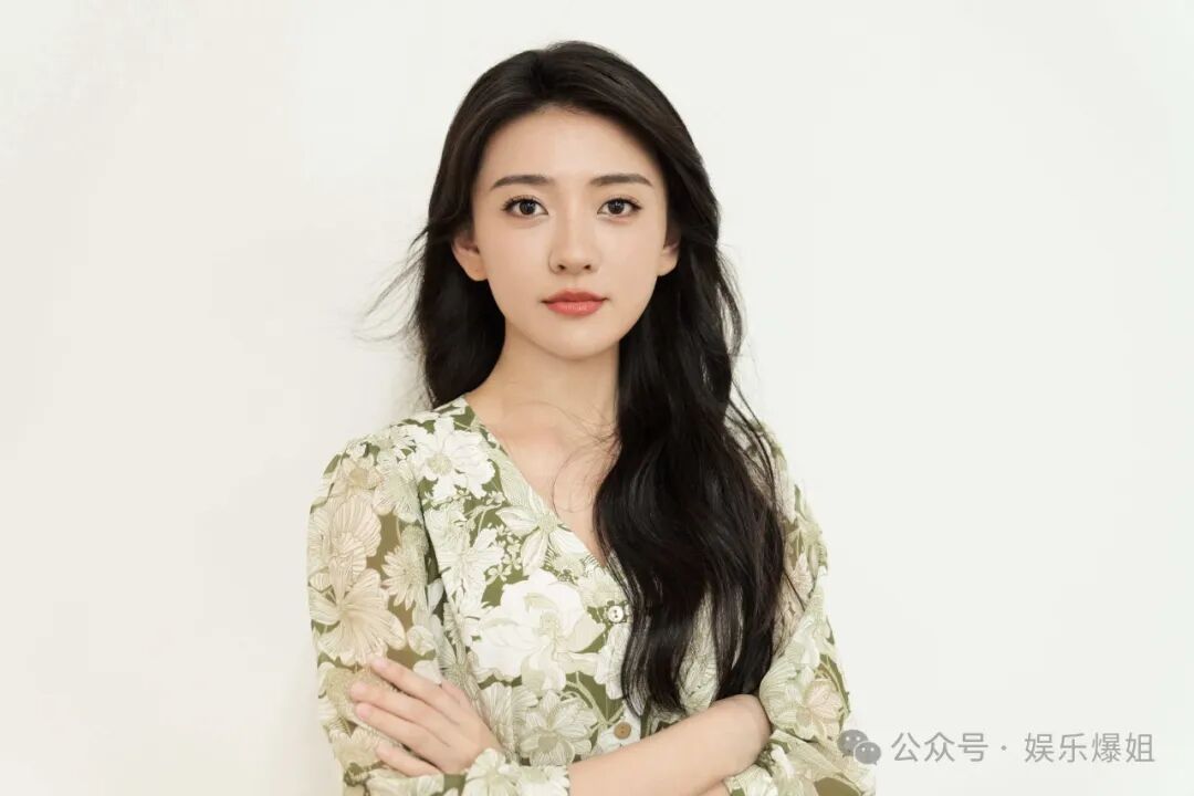 2爆姐,想问下梁洁现在是什么情况,本来不是当《国色芳华》女配的吗