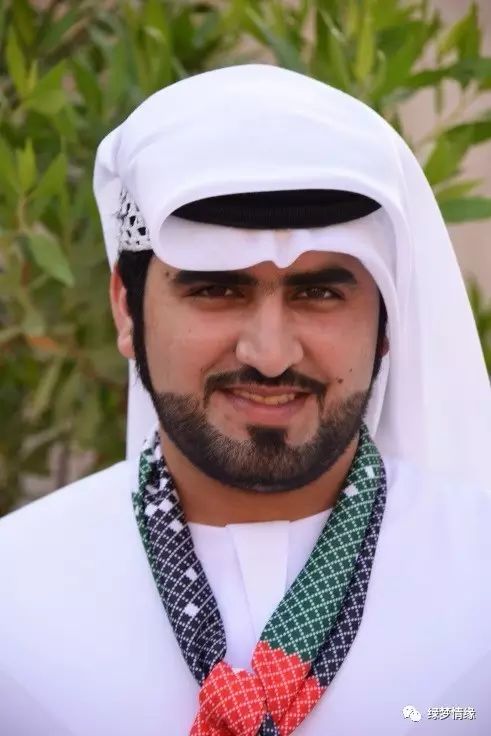 一位女士看到我发到微信朋友圈里的阿联酋男子的照片时留言:这个男人