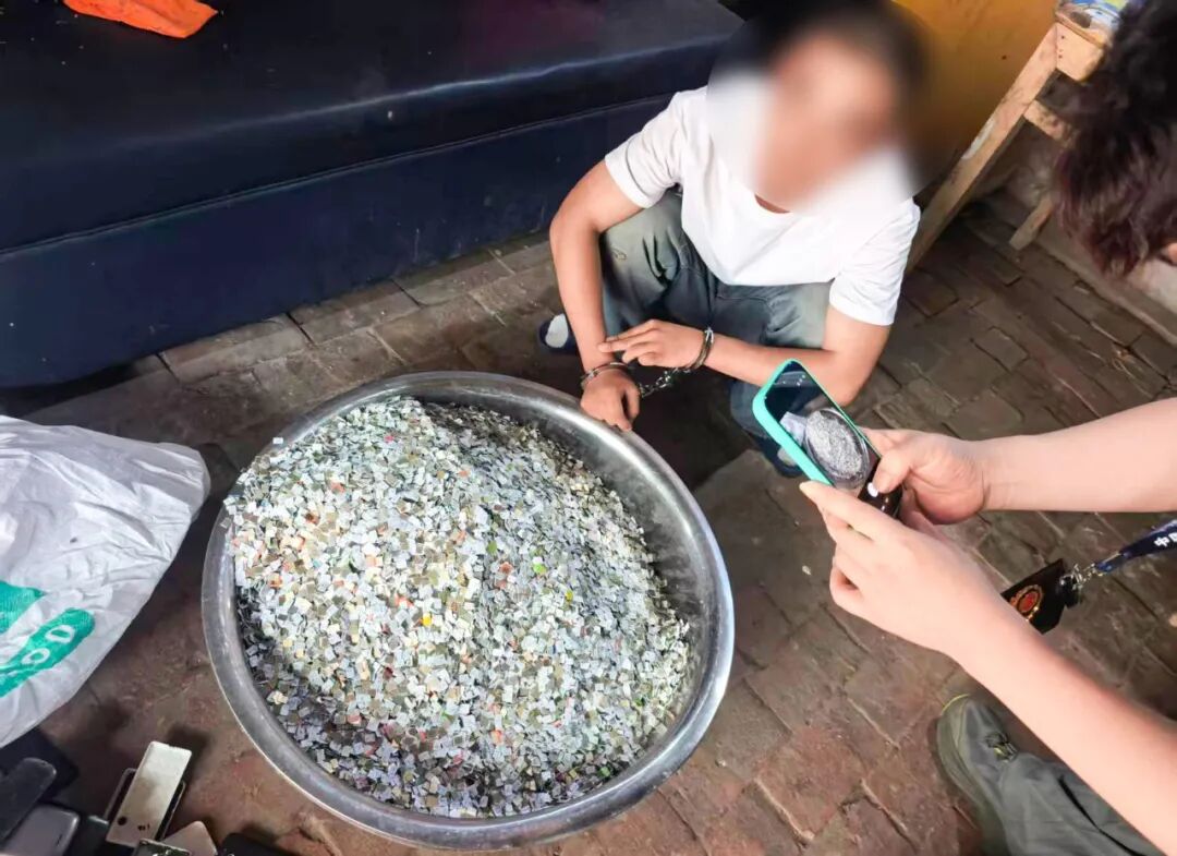 ▲警方在王某辉住处查获手机卡40余万张