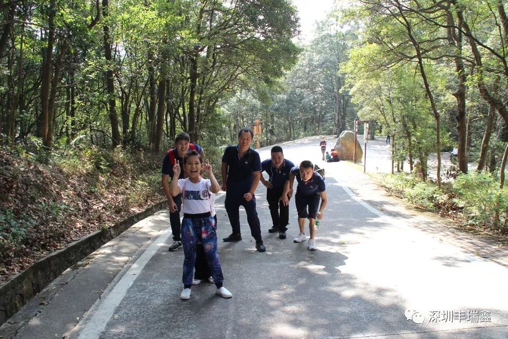 丰瑞鑫全体员工相约登顶东莞第一峰 丰瑞鑫全体员工相约登顶东莞第一峰