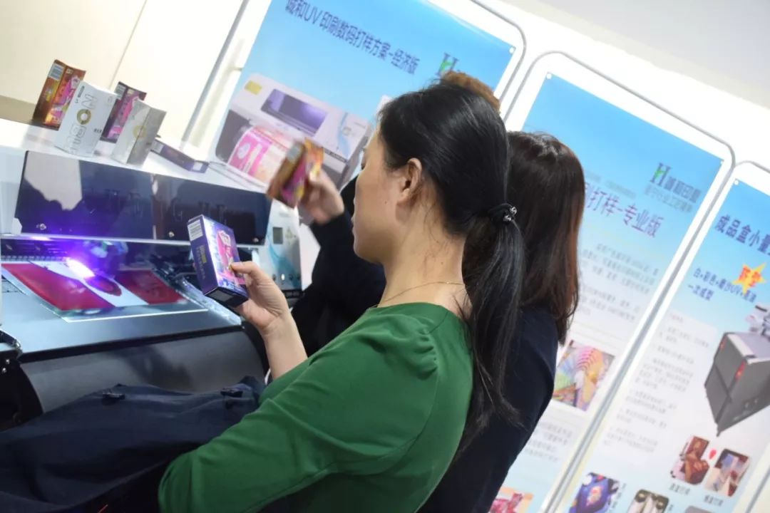 印刷包裝加工_影樓 后期 相冊 相框 印刷 加工_pp塑料掛條印刷加工