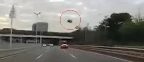 开着开着，Model S天窗飞了！特斯拉回应...