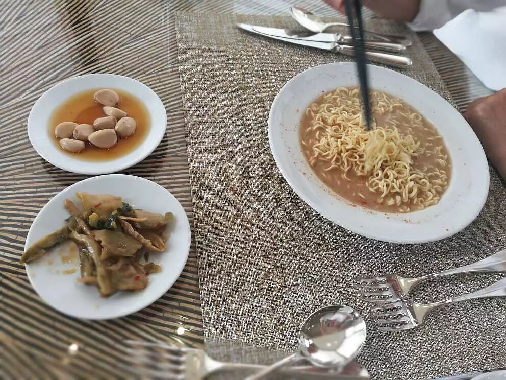 马云吃泡面咸菜照片引500万次围观 网友:辛苦了