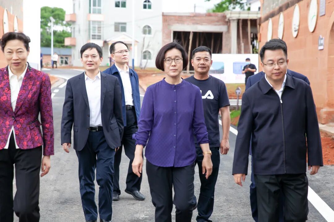 与会同志先后参观了平定乡蓝田村宋家,潢溪镇渡口村上黄,锦江镇灌田村