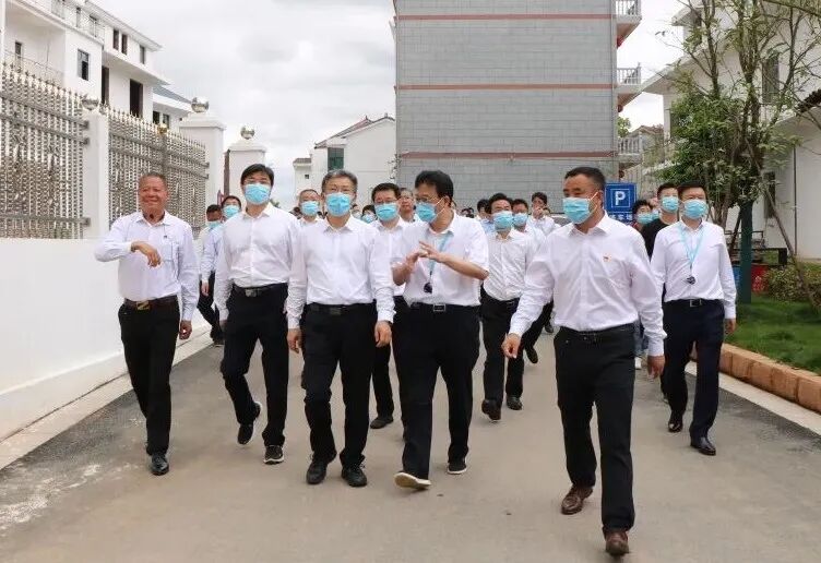 与会同志先后参观了平定乡蓝田村宋家,潢溪镇渡口村上黄,锦江镇灌田村