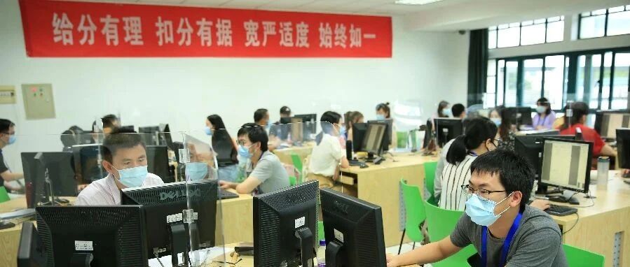 一篇从4档飞跃满分的高考作文，为何让网友和专家吵翻天？