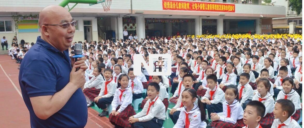 这个戴金表、手串和钻戒的男人，办校20多年，业绩还越来越大 | 特区40年