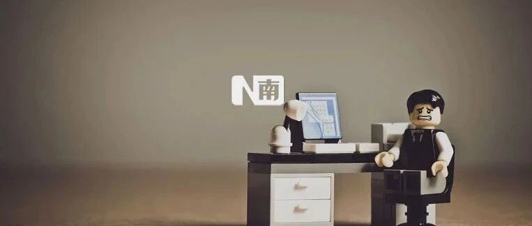 如何看待踩点上下班吵上了热搜？网友：“只要钱到位，工位给你坐碎”