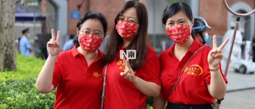 各地高考作文题目出炉！家长考场外举香蕉甘蔗是何寓意？