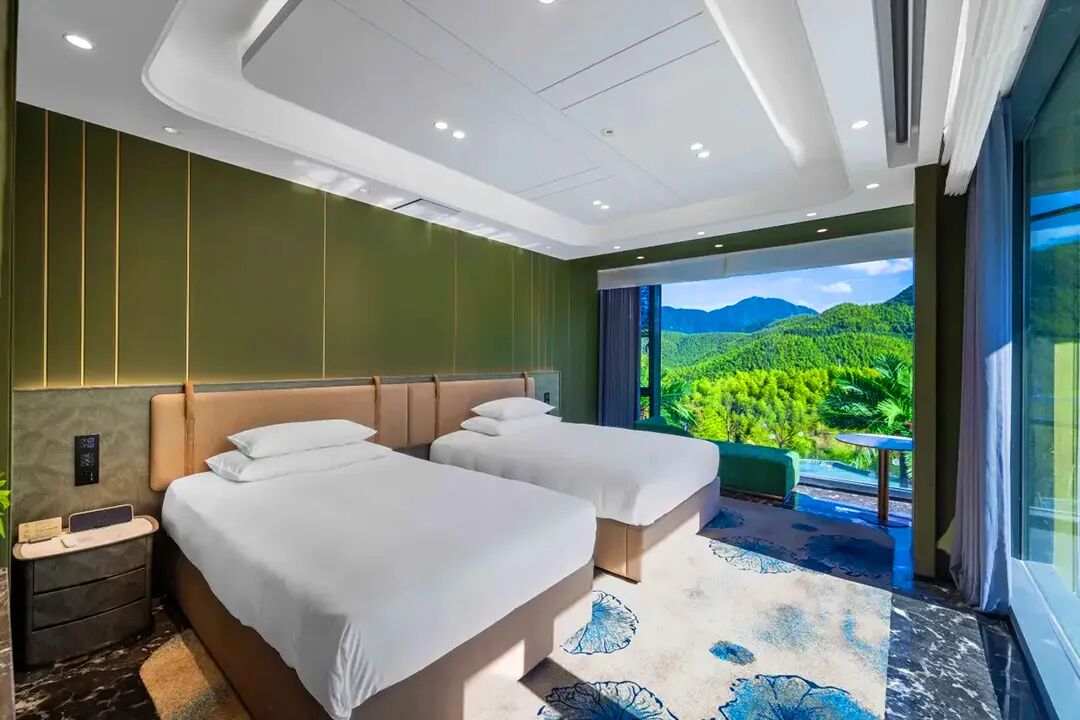 大湾区国庆飞新疆机票1400起 安吉云上草原酒店899两晚周末不加价有效期至2027年7月