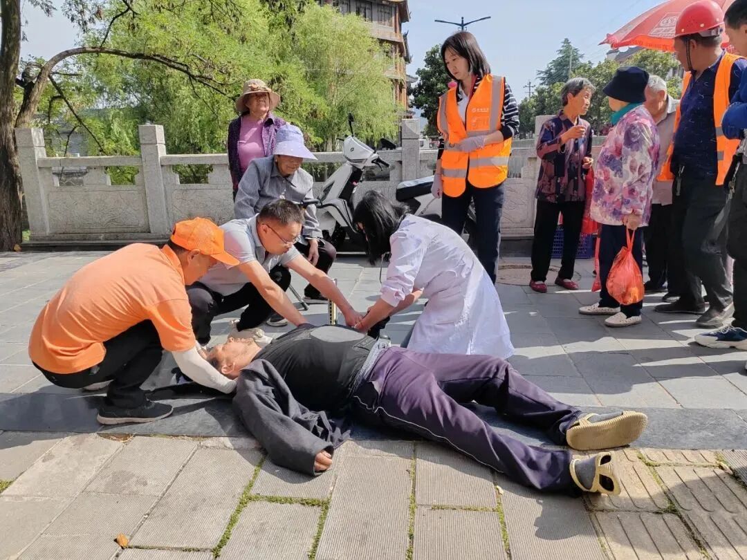 生死10分钟！汉中公路人出手救助路边晕倒老人