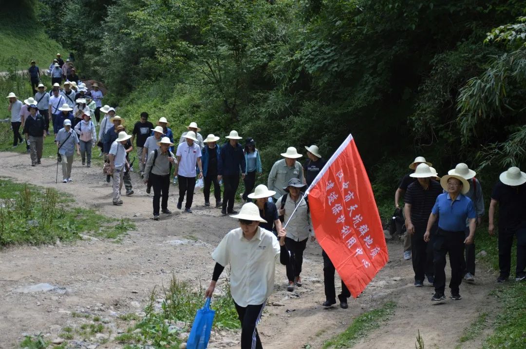 漢中天坑群第七次國際聯(lián)合科考隊走進(jìn)鎮(zhèn)巴縣，再探神秘天坑