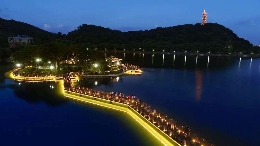 "秋风晓月,吹皱一池湖水,塔影参差波面,东谷湖的中秋夜景,我