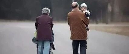 “妈妈，我痛…”9岁女孩被奶奶折磨致截肢，真相揭发父母瞬间崩溃：怎么下得了手…