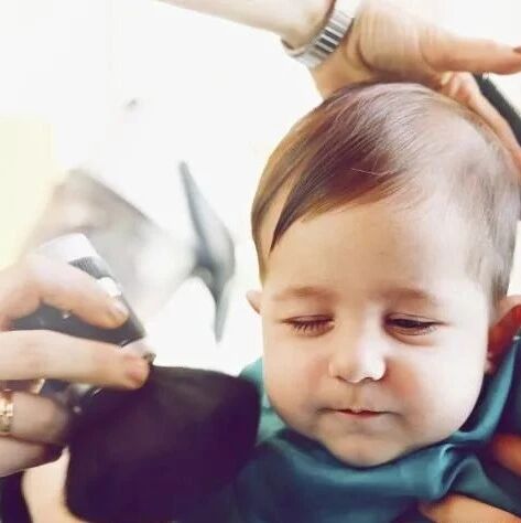 给宝宝剃“满月头”，头发不长还过敏！医生怒斥：胡闹！