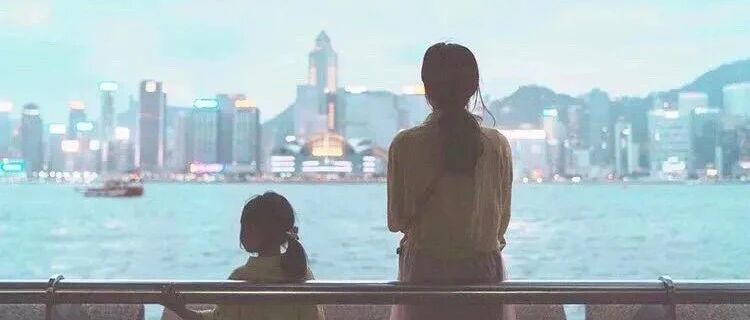 1分钟扎心视频，妈妈45秒掌掴3岁女儿9次：要想毁掉一个孩子，就使劲打她