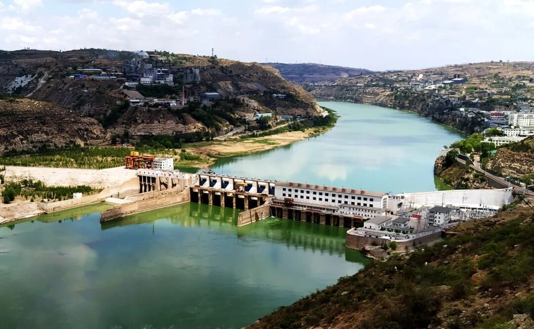 天桥水电站  张剑光 摄站在大坝上,阵阵清凉拂面而过,我不禁心荡神驰