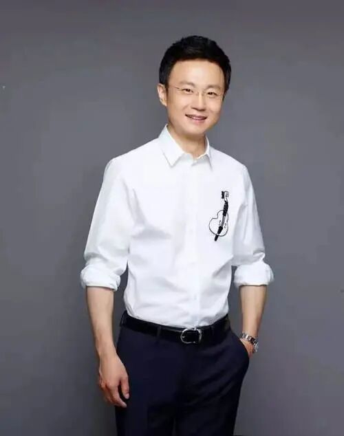 央视康辉喜得贵子 《新闻联播》主持人刚强，43岁喜得贵子，老婆名字真是让人难以置信