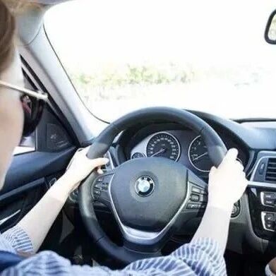 自动挡下坡时还在踩刹车？只有新手才这样，老司机：来教你一招