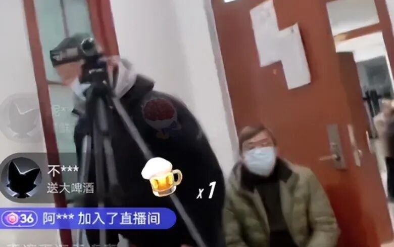 “挖区了”！开现场直播红包一天吃得下新房子按揭，朱老师真实世界本来面目浮出水面(图6)