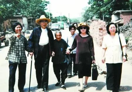 今天,我们是否还要反思“丑陋的中国人”? | 作家柏杨诞辰100周年