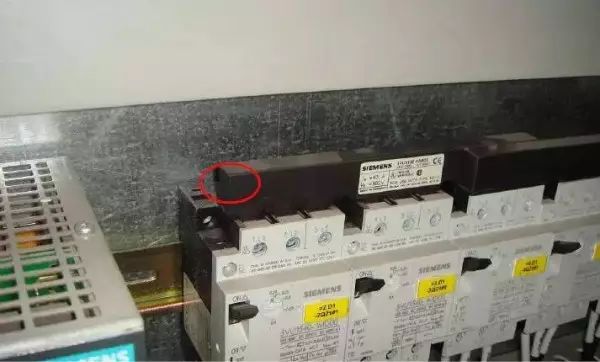 电控柜怎么看图纸和接线_控制柜图纸怎么看_控制柜二次接线图识图
