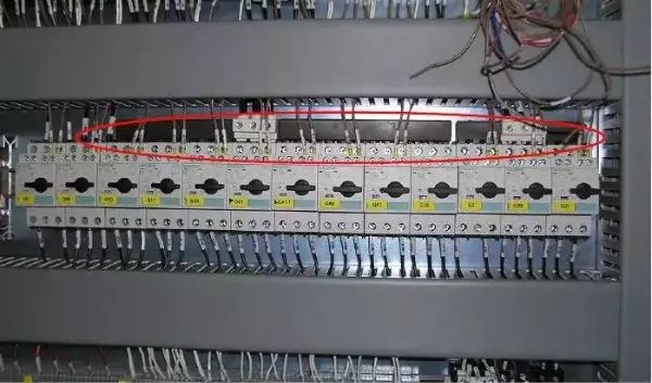 控制柜图纸怎么看_控制柜二次接线图识图_电控柜怎么看图纸和接线